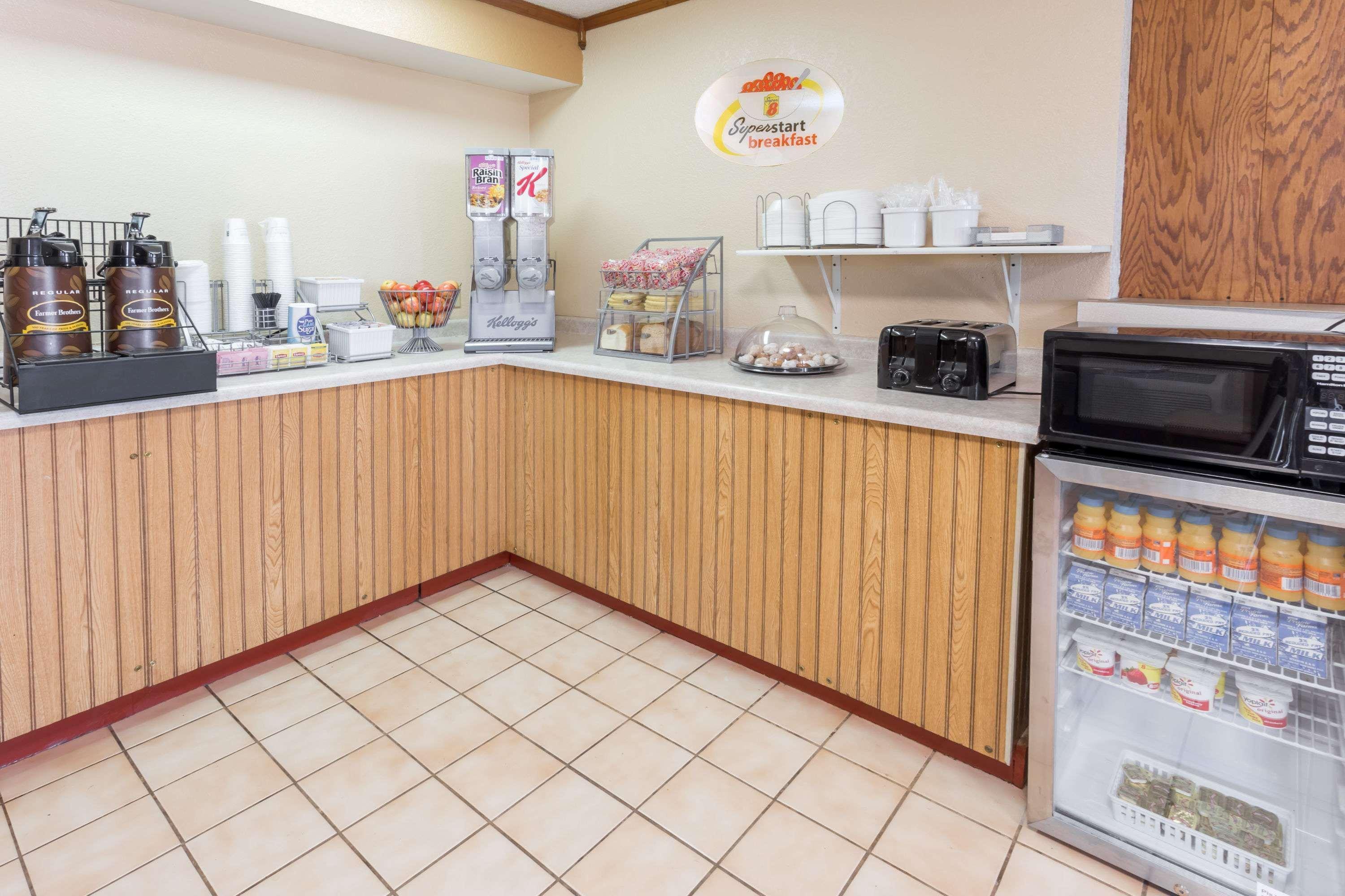 Super 8 By Wyndham Dixon Motel Ngoại thất bức ảnh